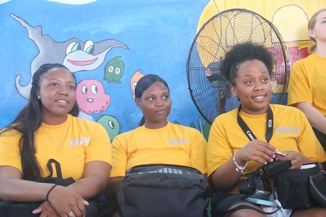 Những bóng hồng trên tàu sân bay Mỹ USS Carl Vinson